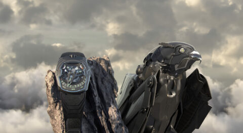 Montre futuriste sur fond de ciel nuageux a coté d'un rapace de metal