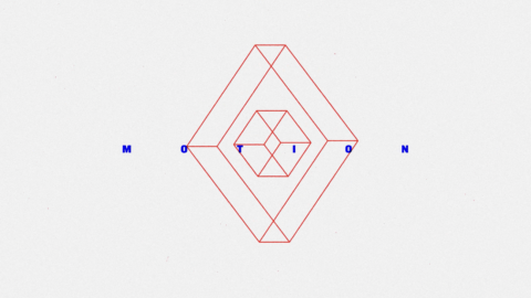 Mot "MOTION" en bleu avec des lignes géométriques rouges formant des losanges sur fond blanc.
