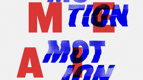 Une police de caractères en mouvement composée de lettres rouges, bleues et blanches.