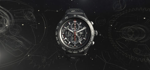 Une montre-bracelet élégante et sophistiquée, au design transparent, révélant des détails mécaniques complexes, sur fond de graphiques d'inspiration cosmique, de réalité virtuelle et de schémas d'ingénierie.