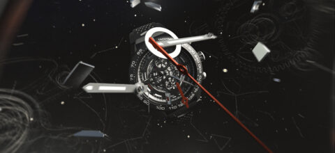 Gros plan sur un mécanisme horloger sophistiqué, avec des engrenages et des aiguilles complexes, sur un fond sombre avec des pièces métalliques flottantes, suggérant un sentiment de précision technique dans un espace intemporel.