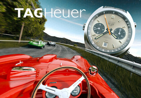 Une voiture de sport rouge vif roulant à toute allure sur un circuit, avec une montre TAG Heuer bien en évidence au premier plan.