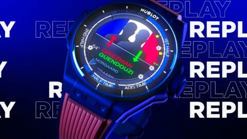 Montre connectée avec affichage coloré et arrière-plan bleu "REPLAY".