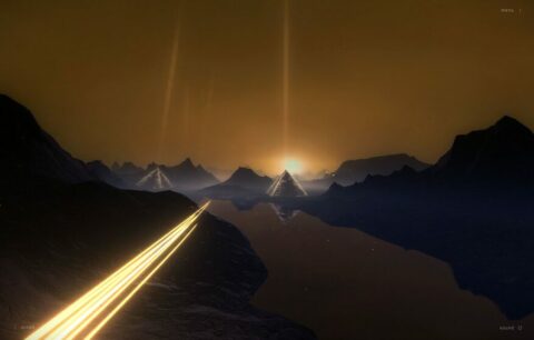 Paysage montagneux au coucher de soleil avec des traînées de lumière dorée sur l'eau.