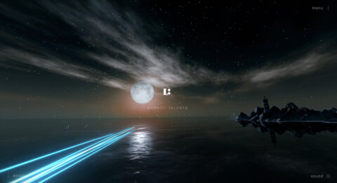 Paysage nocturne avec une pleine lune, des traînées de lumière bleue sur l'eau et un rivage sombre.