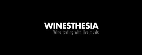 Texte "WINESTHESIA Wine tasting with live music" en blanc sur fond noir.