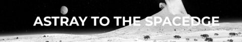 La bannière montre un paysage spatial en noir et blanc avec une vaste plaine lunaire ou martienne. En arrière-plan, on voit une grande montagne ou colline avec ce qui semble être un cratère ou une structure naturelle distinctive. Le ciel étoilé et une planète ou une lune apparaissent également en arrière-plan. Le texte "ASTRAY TO THE SPACEDGE" est centré au milieu de l'image, écrit en lettres majuscules blanches, se détachant bien sur le fond sombre et spatial.
