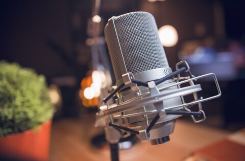 Microphone de studio en gros plan avec un arrière-plan flou.