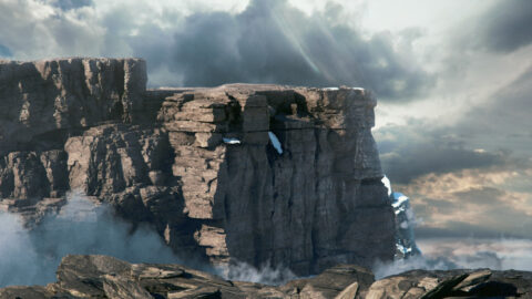 Falaises rocheuses sous un ciel nuageux avec de la brume à la base.